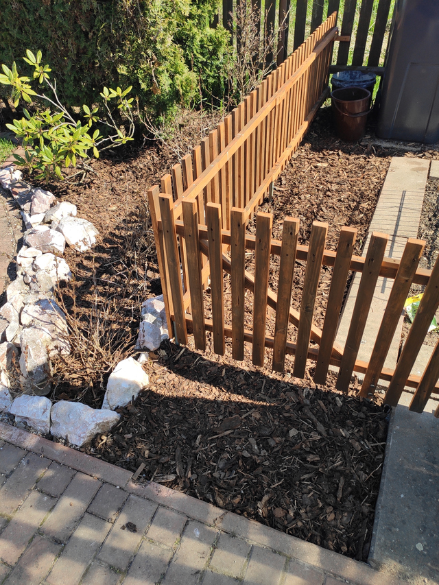 Plůtek k záhonkům s brankou